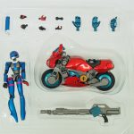 ブリスターの中身。本体、バイク形態のパーツ、交換用の手が並ぶ。