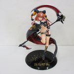 千姫の本体を台座に立てた全身。大鎌を構えた姿勢。