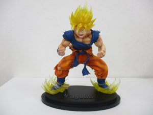 超像Artコレクション 孫悟空 スーパーサイヤ人Ver.2（クリアーヘアー版）の全身。台座に立つ姿勢である。