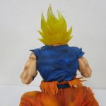 背面。髪と衣装の破れの造形が写る。