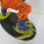 足元と台座を寄って撮影。台座の作り込みが確認できる。