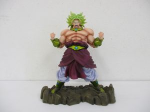 一番くじ ドラゴンボール改 ラストワン賞 ブロリーの全身。岩を模した台座に立つ。
