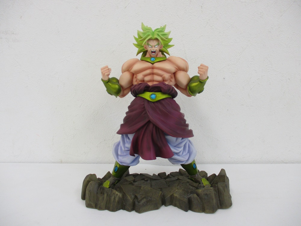 一番くじ ドラゴンボール改 ラストワン賞 ブロリーの全身。岩を模した台座に立つ。