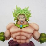 上半身を寄って撮影。頭部と腕の造形、塗装が写る。