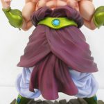 背面。腰に巻いた布と脚部の造形が写る。