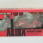 ポピニカ魂 PX-03 金田のバイクの外箱表面。赤い箱の窓越しに本体と金田のフィギュアが見える。