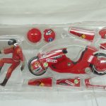 ブリスター全体。バイク本体、金田のフィギュア、交換用の外装パーツがそろっている。