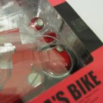 ブリスターの一部を寄って撮影。ヘルメットと小さな付属パーツが収まっている。