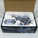 箱を開けた状態。緩衝材にファイター形態の本体が収まっている。