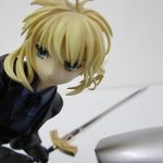 セイバーの頭部を寄りで撮影。顔の塗装と髪の造形が見えます。