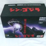 S.H.MonsterArts ゴジラ 第4形態覚醒Ver.の外箱表面。黒地に本体の写真が入る。