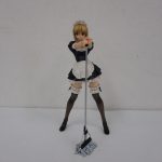 セイバー メイドVer. R の本体全身。モップを持った姿勢。