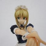 顔と上半身を寄って撮影。カチューシャと紺色の衣装の造形が分かる。