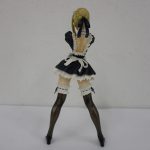 背面から見た全身。エプロンの結び目と髪の造形が分かる。