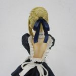 頭部を背面から寄って撮影。リボンでまとめた髪が分かる。