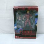 figma コブラ 179の外箱表面。窓から赤い衣装の本体が見える。