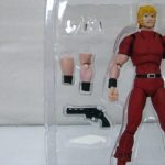 ブリスターに収まった本体と付属品を斜めから見たところ。