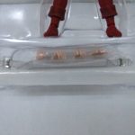 交換用手首パーツと支柱。ブリスターに収まった状態。