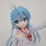 顔と上半身を寄って撮影。水色の長い髪と赤いリボンが分かる。