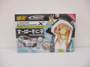 痛車 C-WEST ランサーエボリューションX すーぱーそに子の外箱表面。車体のイラストが入る。