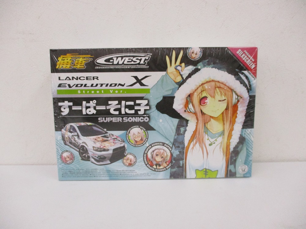 痛車 C-WEST ランサーエボリューションX すーぱーそに子の外箱表面。車体のイラストが入る。