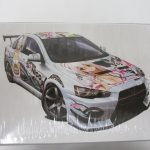 外箱を寄って撮影。車体のイラストが写る。