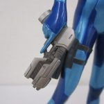 手に持った銃を寄りで撮影。腰のホルスターも写ります。