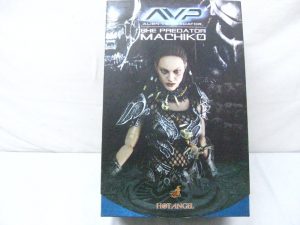 AVP シー・プレデター マチコ 1/6 フィギュアの外箱正面。本体の写真が入ります。