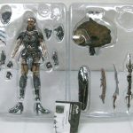 内トレイ全体。本体の右に武器と交換パーツが並びます。