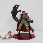 ユースタス・キッドの本体を台座に立てた全身。手前に交換用の上半身がある。