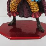 台座を上から撮影。キャラクター名の刻印が入る。