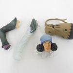 交換用のパーツ一式。脚、氷のパーツ、鞄、帽子をかぶった頭部がそろっている。
