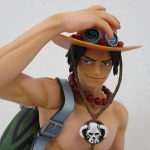 顔と上半身を寄って撮影。帽子と首飾りの造形が分かる。