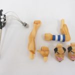 交換用のパーツ一式。パチンコ、腕、手、表情パーツがそろっている。