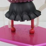 足元と台座。台座に商品名の刻印がある。