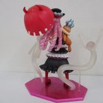 背面から見たところ。赤い傘とツインテールの造形が見える。