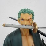 顔と口にくわえた刀を寄って撮影。表情と刃の造形が分かる。