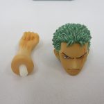 交換用の手と頭部。