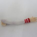 腕のパーツを単体で撮影。赤白の腕輪と手が造形されている。