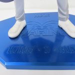 台座を上から撮影。MARINE と商品名の刻印がある。
