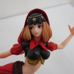 顔と上半身を寄って撮影。頭飾りと赤い外套の造形が分かる。