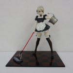 セイバー・オルタ メイドVer. の本体を台座に立てた全身。モップと手桶を持つ。