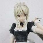 顔と上半身を寄って撮影。白い髪と黒い衣装、手桶が見える。