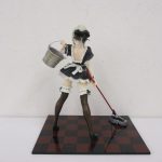 背面から見た全身。エプロンの結び目と髪の造形が分かる。