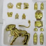 金色の聖衣パーツと獅子の形態に組んだ状態。