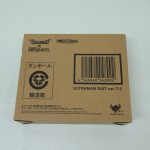 ULTRAMAN SUIT ver 7.2 と印字された輸送箱。バーコードと段ボールの表示がある。
