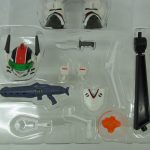 ブリスターの付属パーツ。交換用の頭部、銃、手首、台座がそろっている。