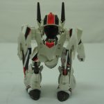 本体を取り出して立たせたところ。白い機体に赤の差し色が入る。