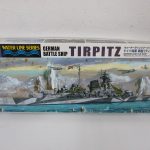 アオシマ 1/700 ドイツ海軍 戦艦ティルピッツの外箱正面。雪山を背にした戦艦のイラストです。