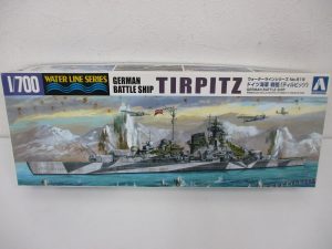 アオシマ 1/700 ドイツ海軍 戦艦ティルピッツの外箱正面。雪山を背にした戦艦のイラストです。